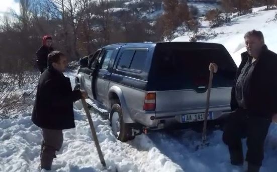 Shpërthen banori në Luzni të Dibrës: Maskarenj, të poshtër, do të vini shpejt për vota