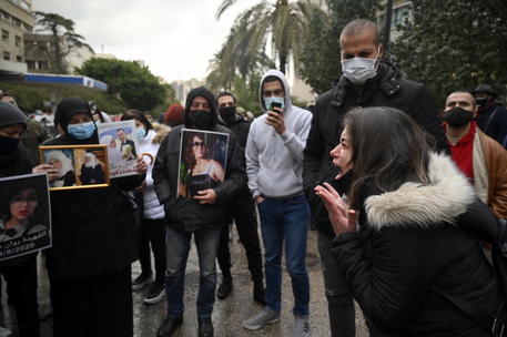 Pezullimi i hetimeve, familjarët e viktimave të shpërthimit në Beirut në protestë