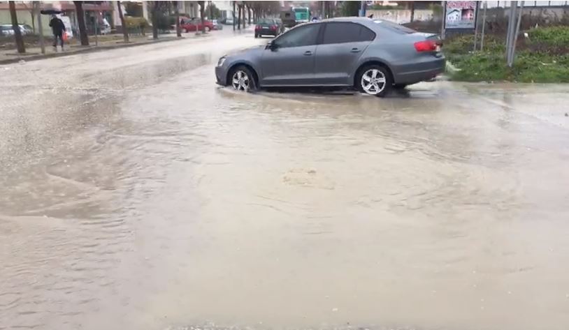 Shiu i rrëmbyeshëm në Berat, disa rrugë “në pushtetin e ujit”