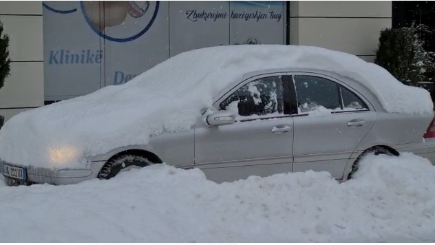 Reshje të dendura borë në Dibër, disa akse të bllokuara