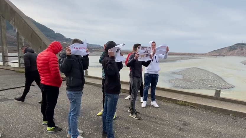 Degradimi i urës së Zogut, një grup të rinjsh dalin në protestë: Ku është shteti?