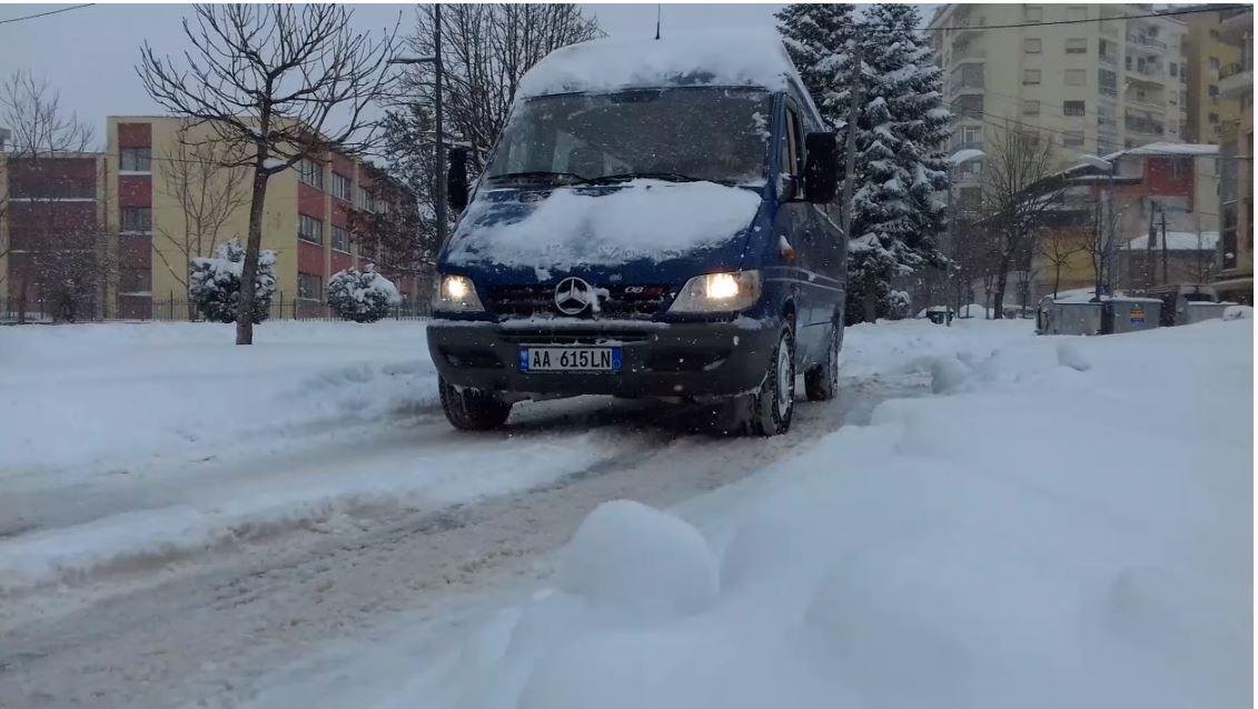 Bora bllokon disa fshatra në Korçë, akset nacionale të kalueshme vetëm me zinxhirë