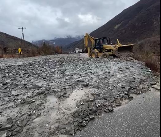 Rrëshqitje dherash në aksin Shëngjergj-Tiranë, bllokohet qarkullimi