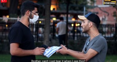 Si reagojnë turqit kur nxjerr flamurin grek në mes të Stambollit?