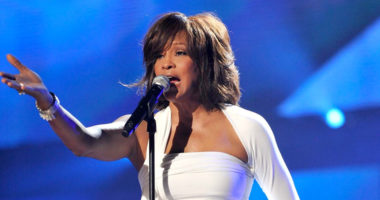 Pritet të zhvarroset trupi i Whitney Houston për autopsi të detajuar, ku dyshojnë hetuesit