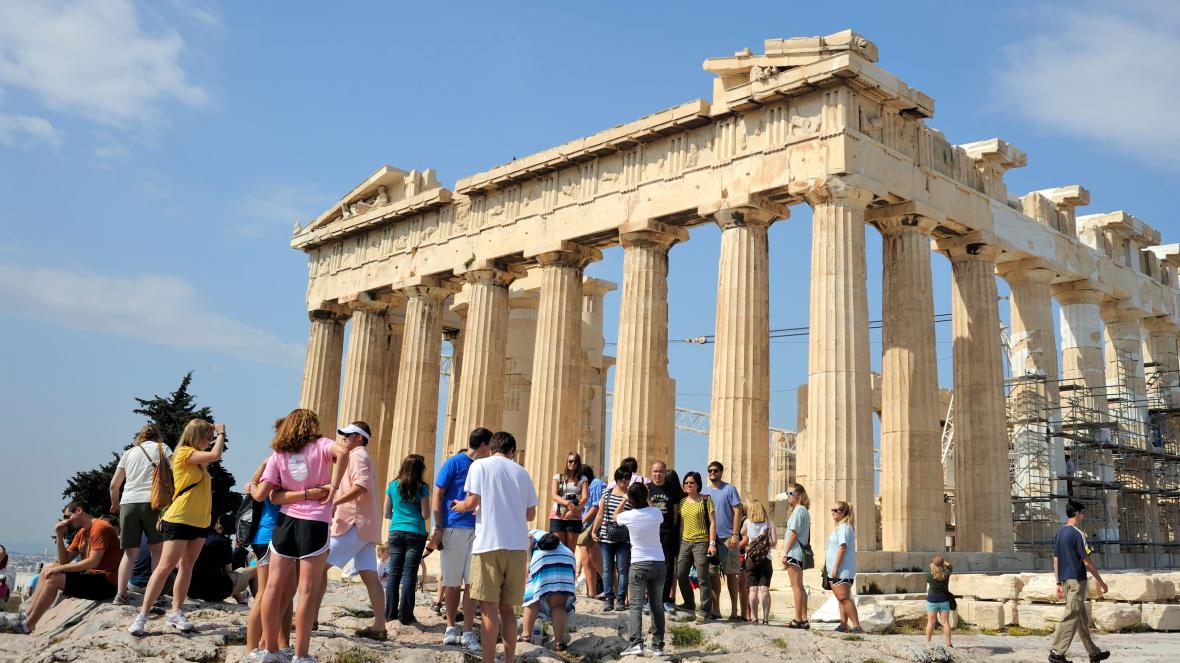 “Times”: Greqia planifikon të hapë kufijtë për turistët britanikë të vaksinuar kundër Covid-19