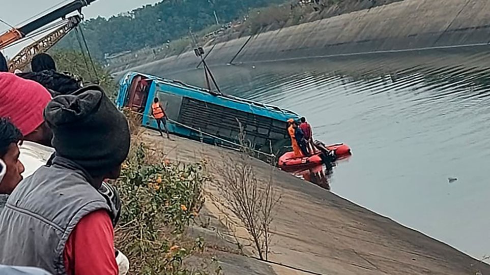 Autobusi përfundon në kanal, humbin jetën 40 persona