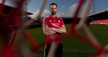 VIDEO/ Autogolat qesharakë i ka zakon, shoku i Kamberit e pëson sërish