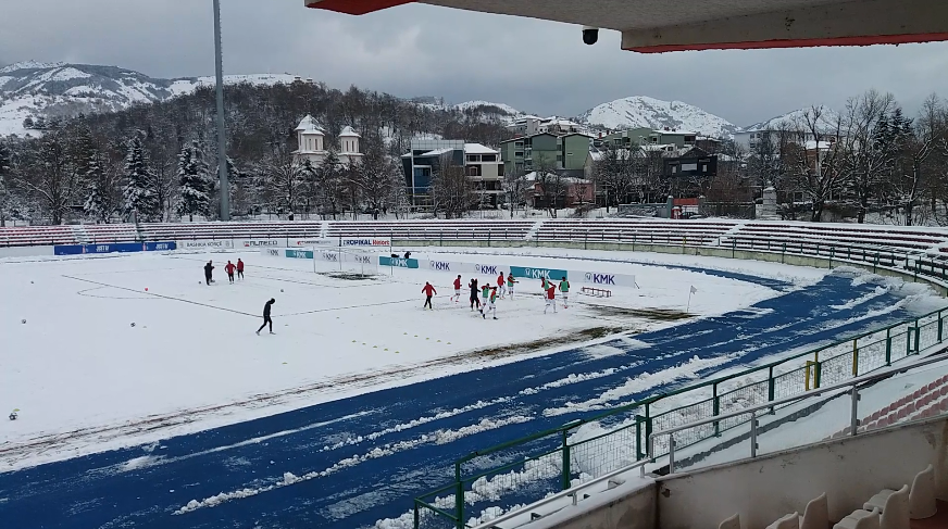 VIDEO/ Skënderbeu stërvitet mes borës, në rrezik ndeshja me Vllazninë