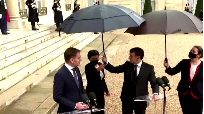 VIDEO/ Macron bën gjestin fisnik gjatë fjalës së liderit sllovak