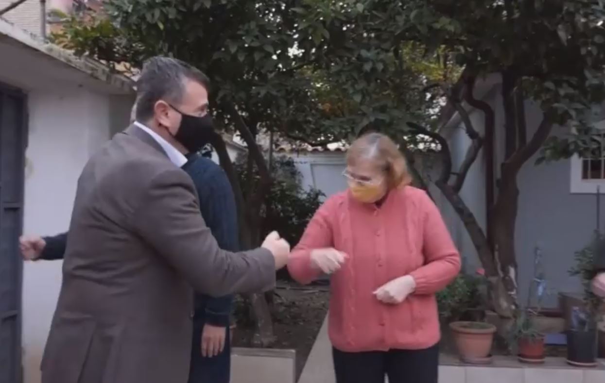 Balla emocionohet në Elbasan: Takon mësuesen që e e ka mbajtur në krahë kur ishte 3-4 vjeç