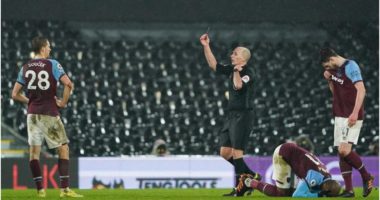 Kërcënimet trembën Mike Dean, “viktima” e tij i del ne mbrojtje