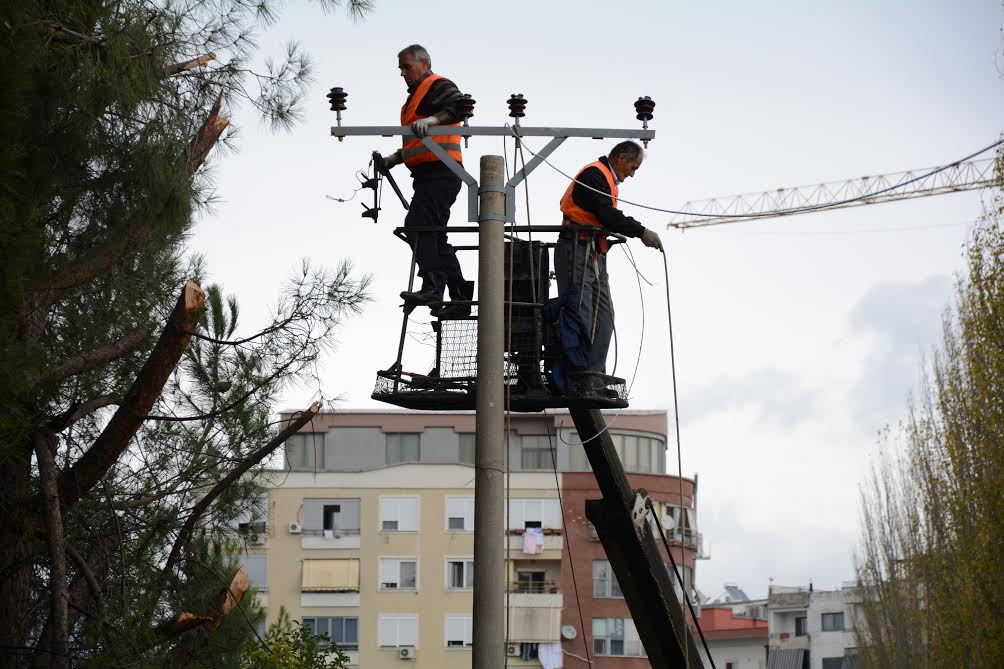 OSHEE punime, ndërprerje të energjisë elektrike në disa zona të kryeqytetit