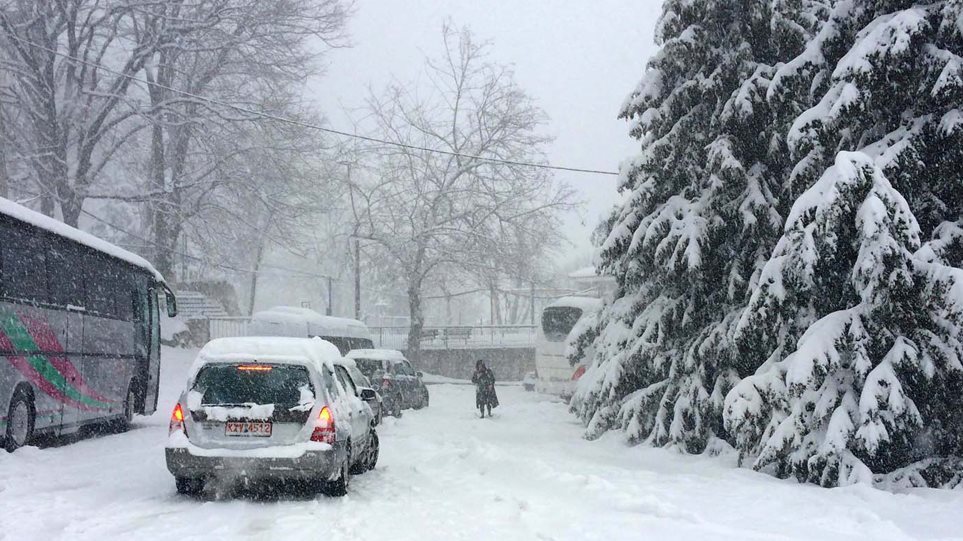 Bora “mbulon” Greqinë, tre viktima si pasojë e motit të keq