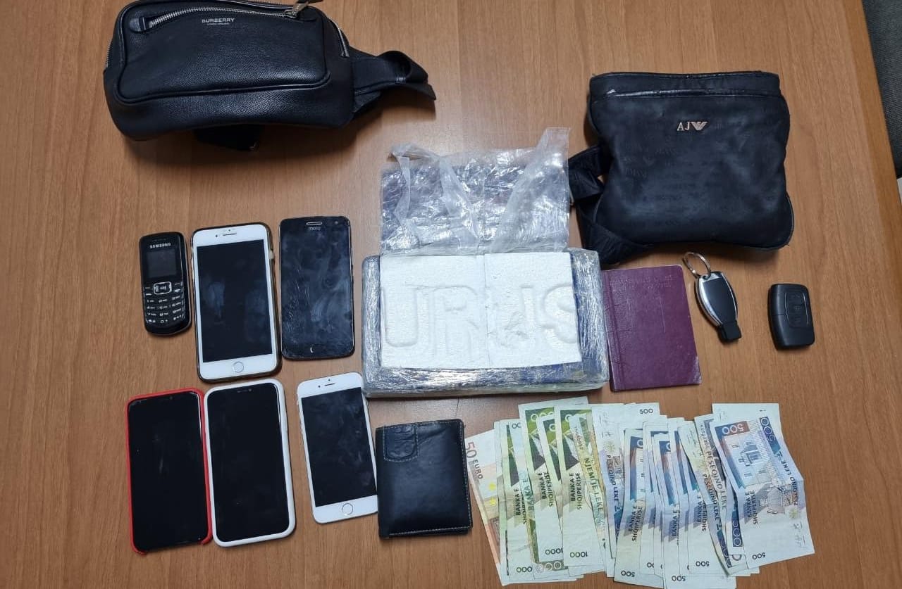 EMRAT/ Shpërndanin lëndë narkotike në zona të ndryshme në Tiranë, në pranga 2 persona