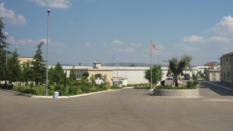 Dhjetëra të dënuar “VIP” në burgun e Peqinit infektohen me Covid-19, nisen drejt Tiranës