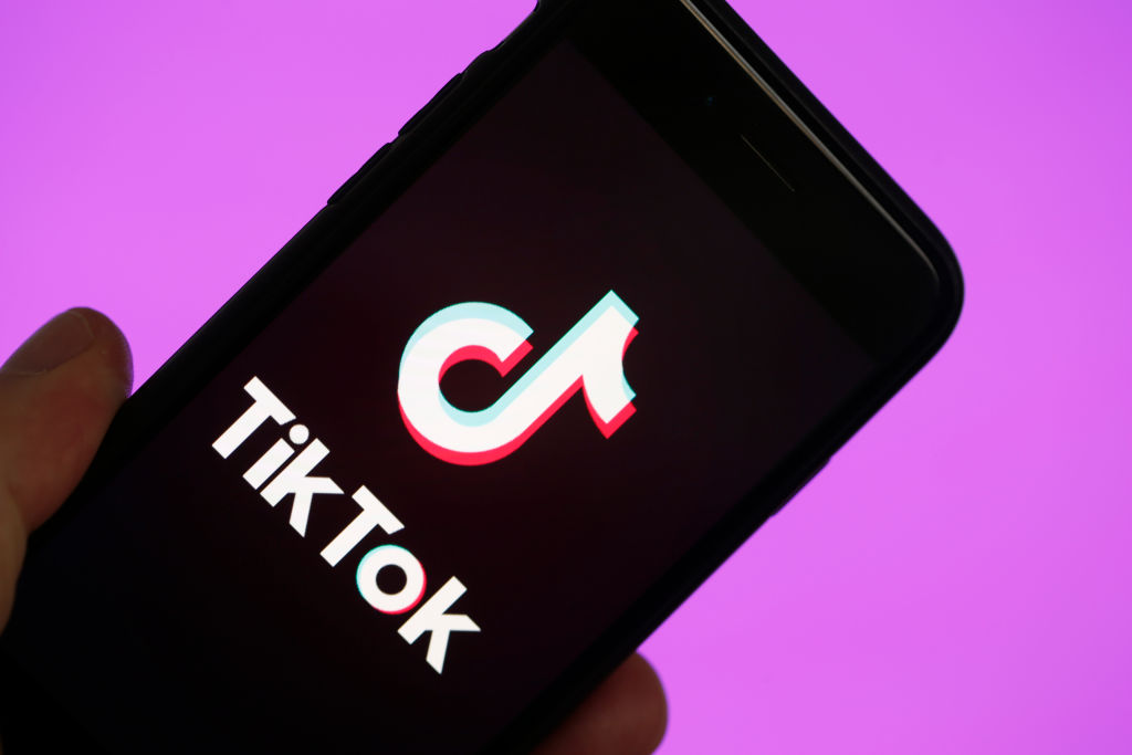 “Tik Tok” bllokon përdoruesit nën 13 vjeç dhe ka një arsye shumë të fortë