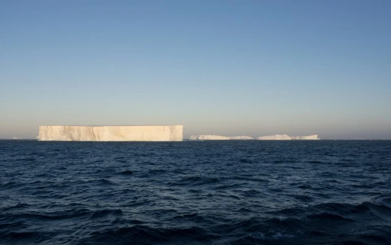 Ajsbergu gjigant i shkëputur nga Antarktida pritet të përplaset me një ishull, pasojat katastrofike