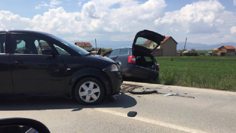 Përplasen makinat në Kavajë, lëndohen dy persona