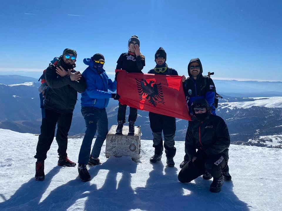 Shqiptarët ngjiten në malin më të lartë në Serbi, valëvisin flamurin kuq e zi