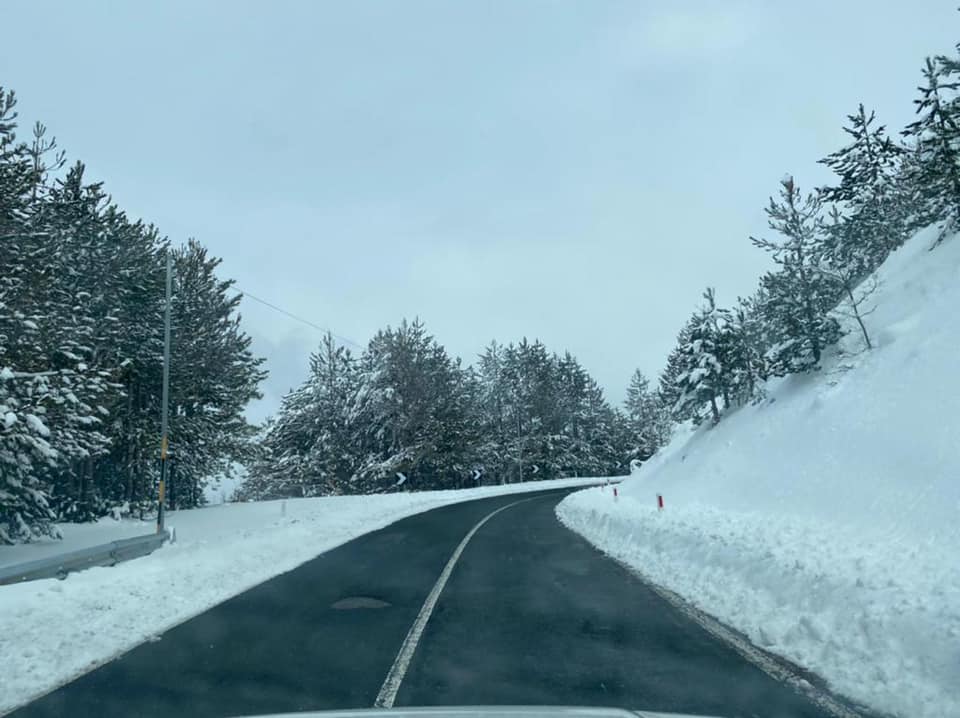 Dëborë dhe ngrica në rrugë, ARRSH ka disa këshilla për shoferët: Këtu duhet të bëni kujdes