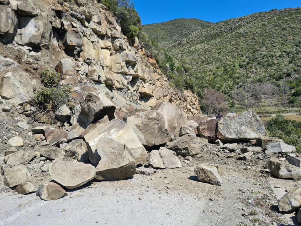 Shembet një masiv shkëmbor mbi aksin Berat-Çorovodë