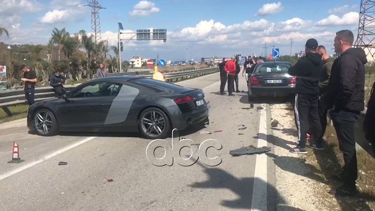 VIDEO/ Makina sportive merr përpara automjetin në Fier, krijohet trafik në zonë