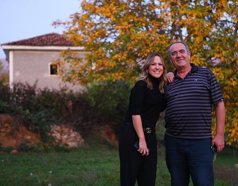 “Askush në këtë botë, nuk do dojë më shumë se ti”, Arbana i dedikon të atit fjalët prekëse