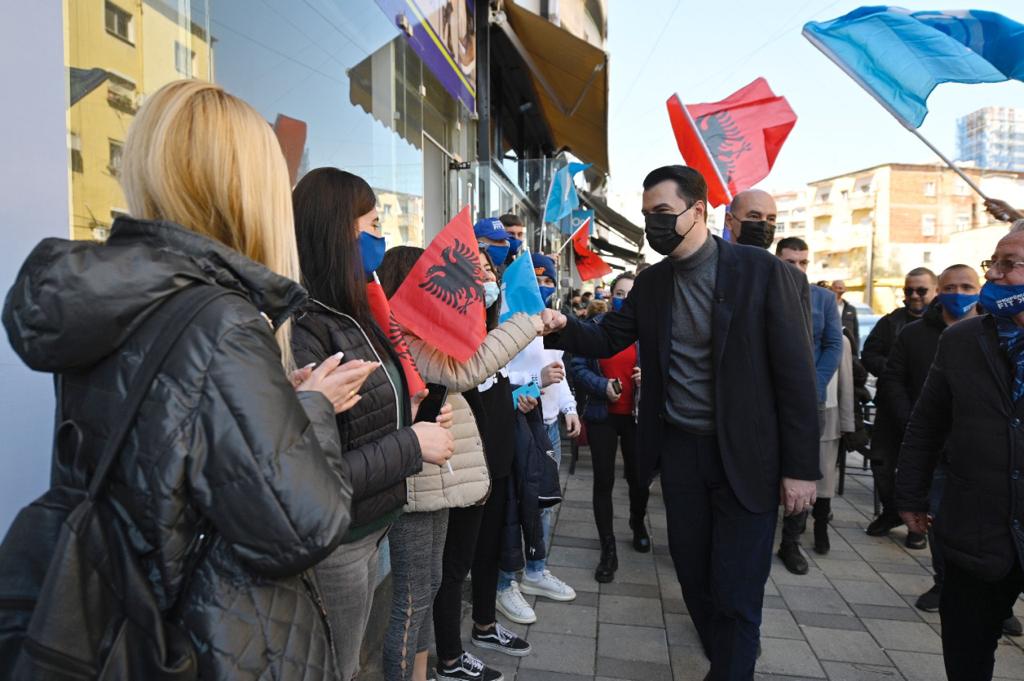 Basha takime me qytetarë e biznese në Tiranë: Këtë betejë do ta përcaktojë rinia