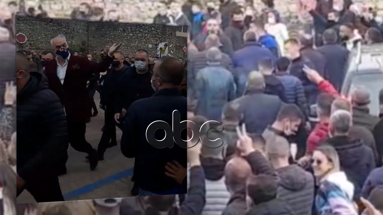VIDEO/ “Rama ik”, momenti kur kryeministri ecën mes turmës që thërret në kor, si reagon