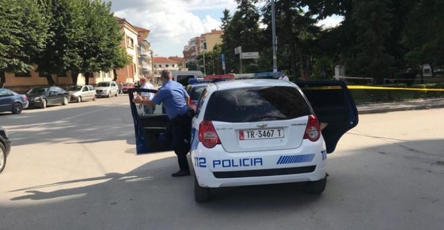 Pasi panë policinë u futën në rrugë dytësore, arrestohet 18-vjeçari që transportonte emigrantë