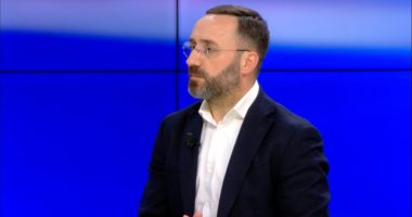 Hakorja: Nëse politikanët duhet të vaksinohen të fundit, Vettingut duhet t’i nënshtroheshin të parët