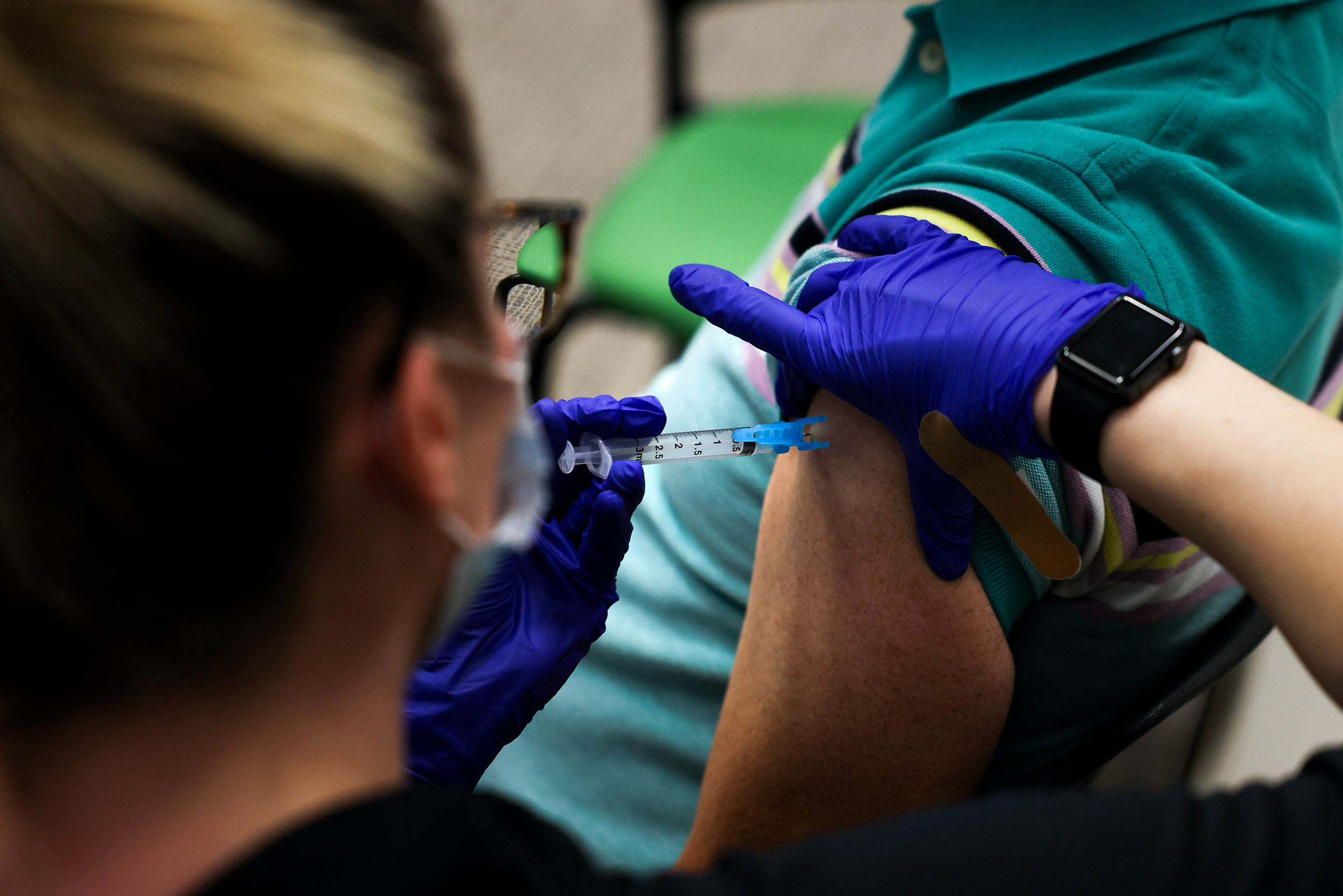 CDC jep këshilla: Çfarë mund të bëjnë të vaksinuarit plotësisht
