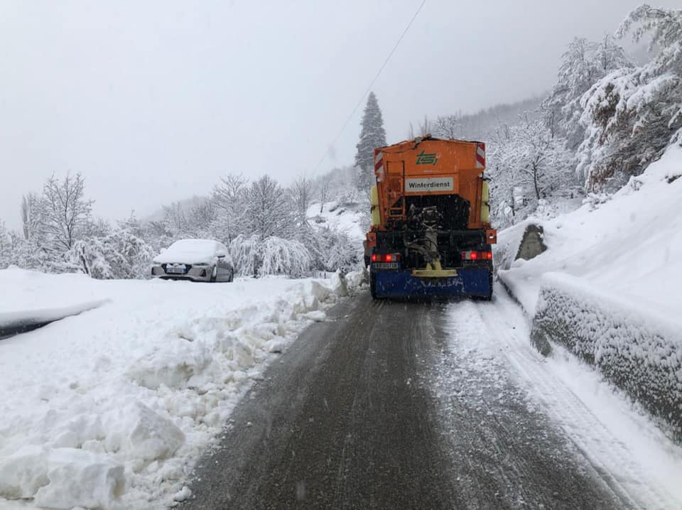 Përkeqësimi i motit dhe reshjet e dendura të borës, ARRSH: Akset që kalohen me zinxhirë