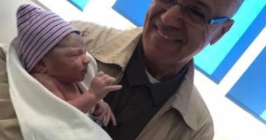 FOTO/ Këngëtari i njohur shqiptar bëhet gjysh, zbulon emrin e nipit