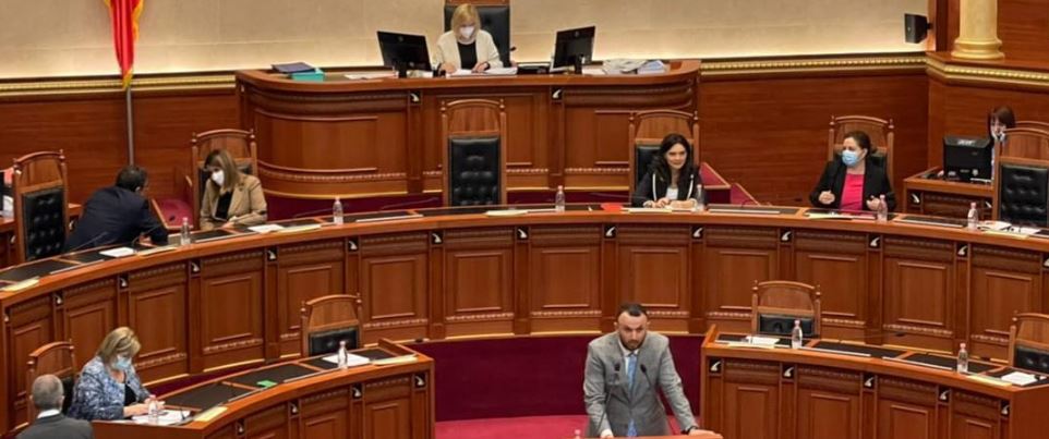 Deputeti i opozitës bëhet baba, zbulon emrin e veçantë që ka zgjedhur për të birin