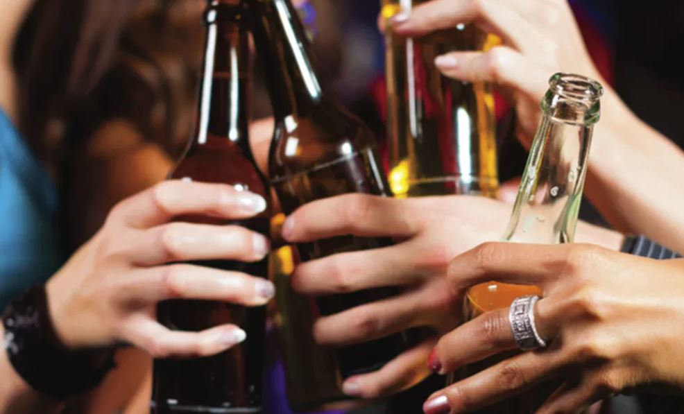 Alkool dhe muzikë, mblodhi shokët për festë në shtëpi, arrestohet shqiptari në Greqi
