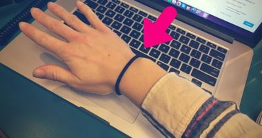 3 arsye pse nuk duhet ta mbani lidhësen e flokëve rreth dorës