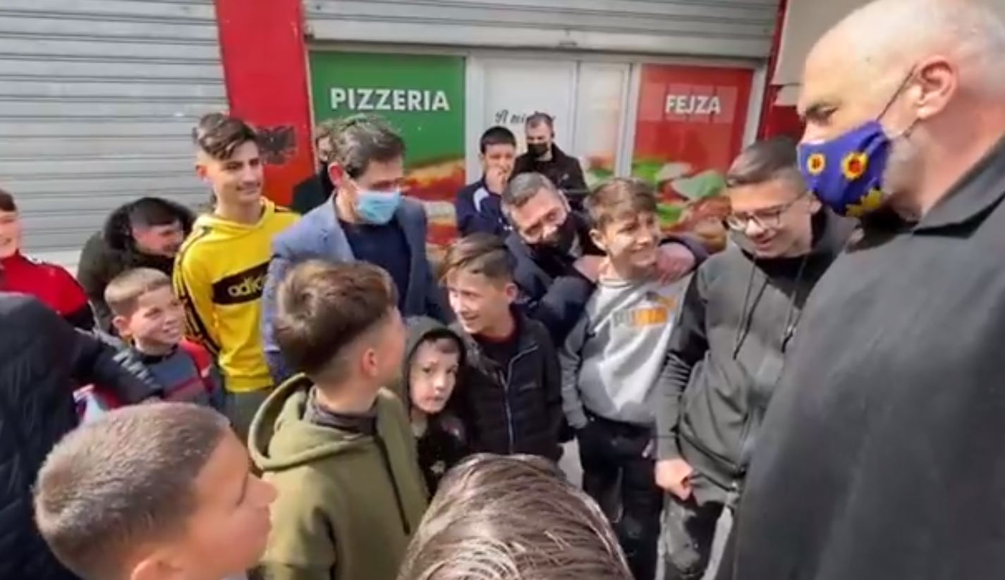 “Thërrasim Rama ik?” kryeministri me fëmijët në Kamëz: Jo do themi Luli ik