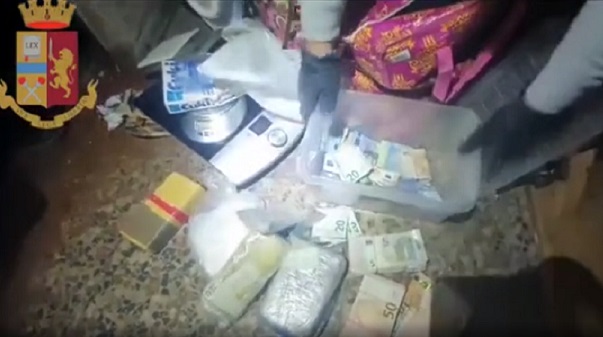 VIDEO/ 61-vjeçari shqiptar “shokon” policinë italiane, kapet me laborator heroine e kokainë
