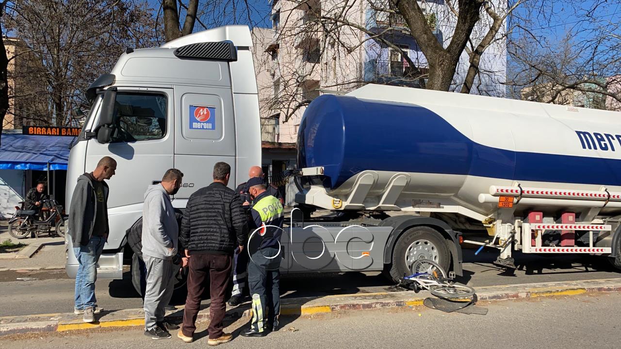 Trajleri përplas biçikletën në Elbasan, në gjendje të rëndë një person