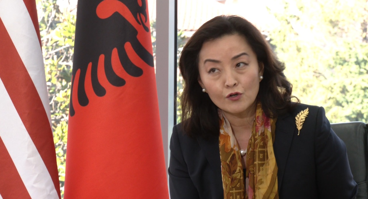 Nga Skavica te TEC-i i Vlorës, ambasadorja Kim tregon investimet e SHBA në Shqipëri