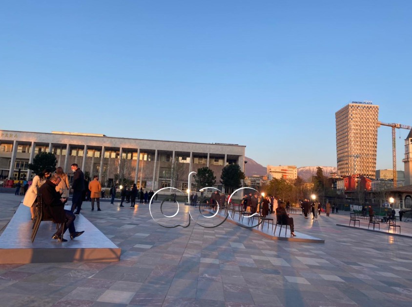 FOTO LAJM/PS gati për çeljen e fushatës tek sheshi “Skënderbej”, kandidatët ulen me listë