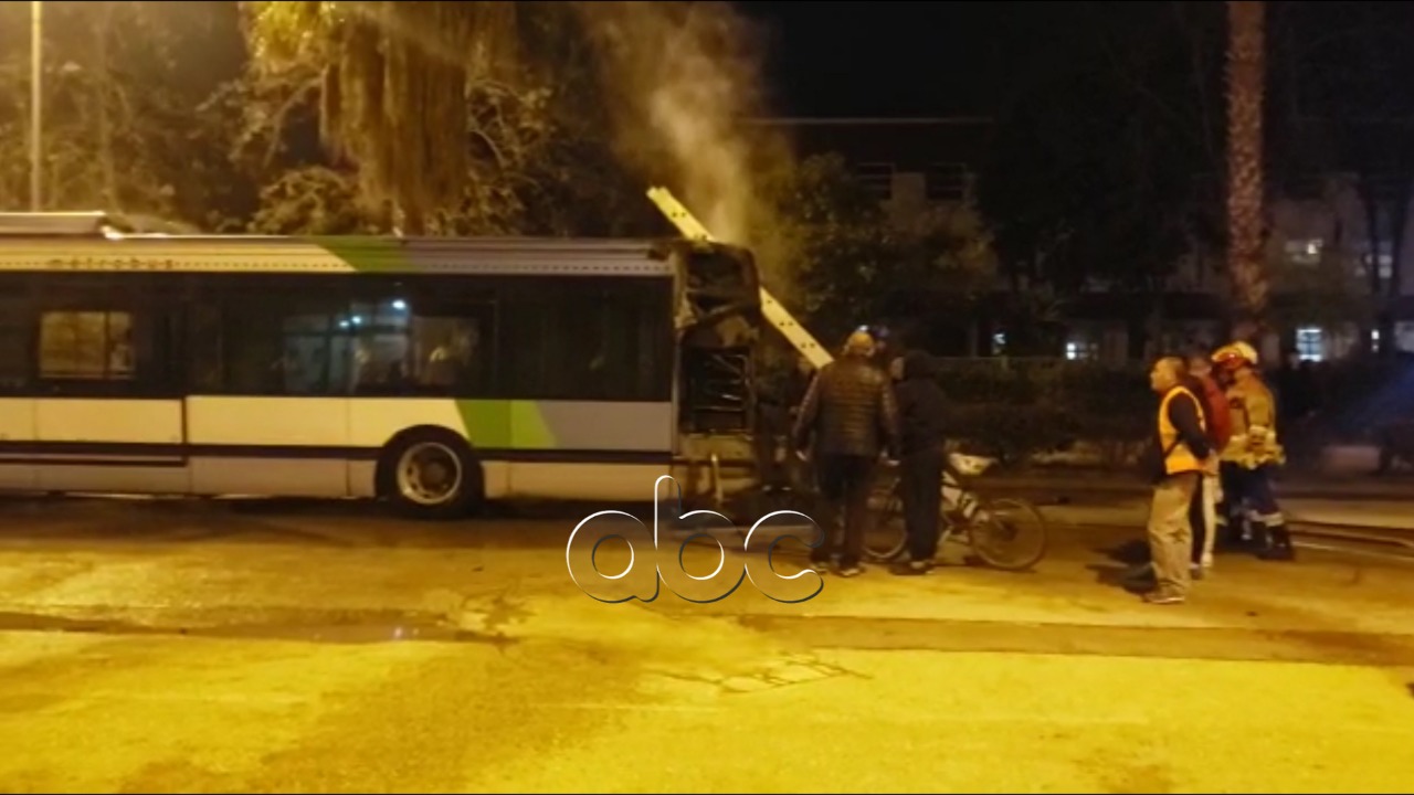 Përfshihet nga flakët autobusi i transportit publik në Vlorë