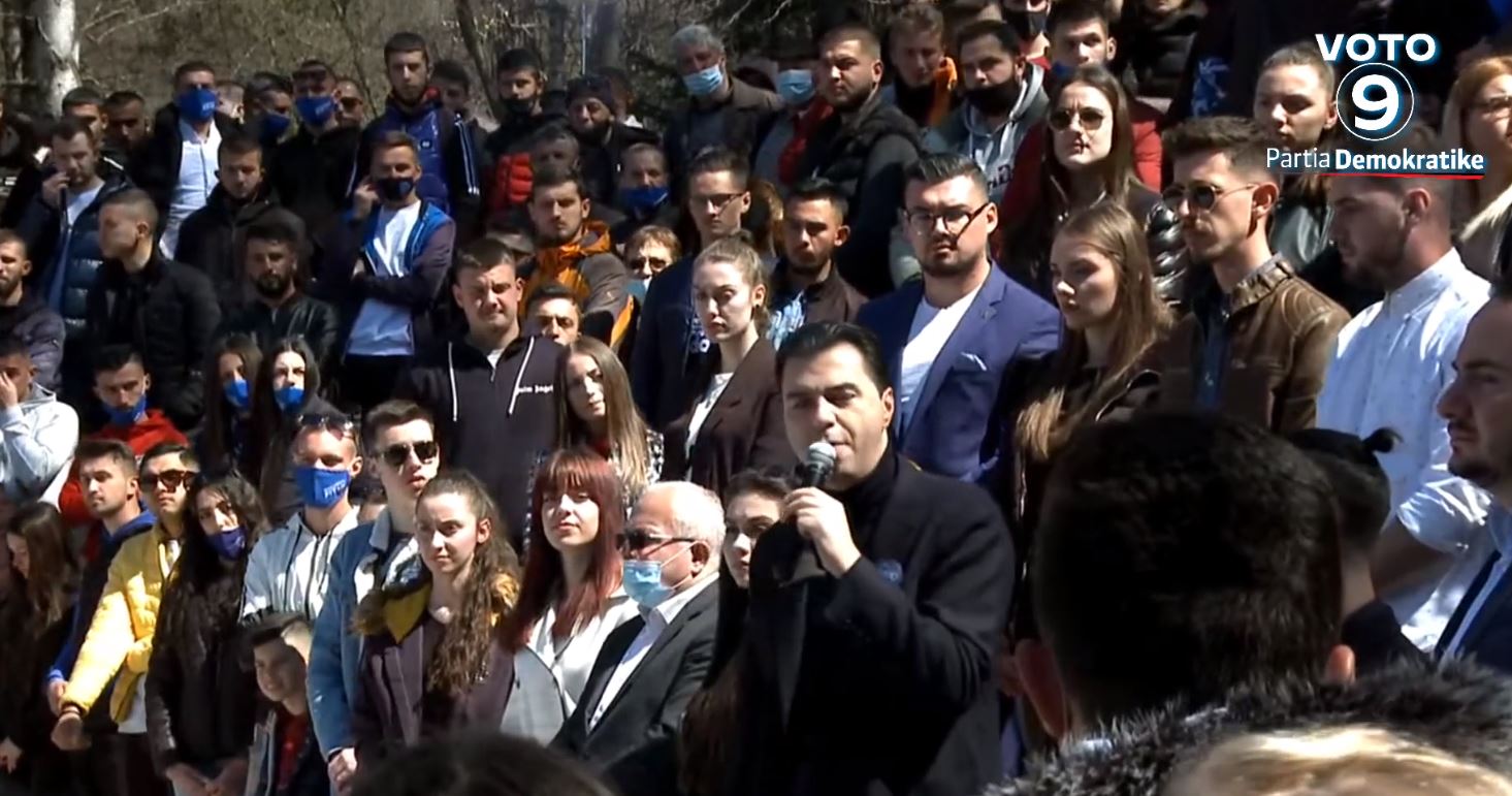 Basha zotohet para të rinjve korçarë: Unë do të fus Shqipërinë në BE, Rama dështoi