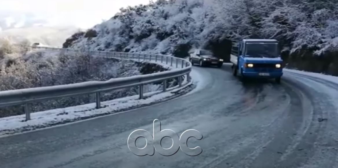 Përplasen 4 makina për shkak të ngricës në aksin Klos-Bulqizë, kompania s’hedh kripë