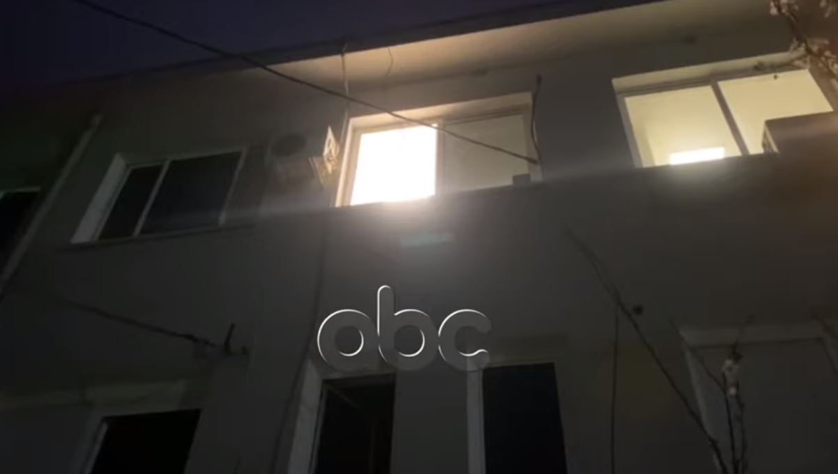 Hidhet nga kati i tretë i spitalit të Elbasanit 26-vjeçari me Covid