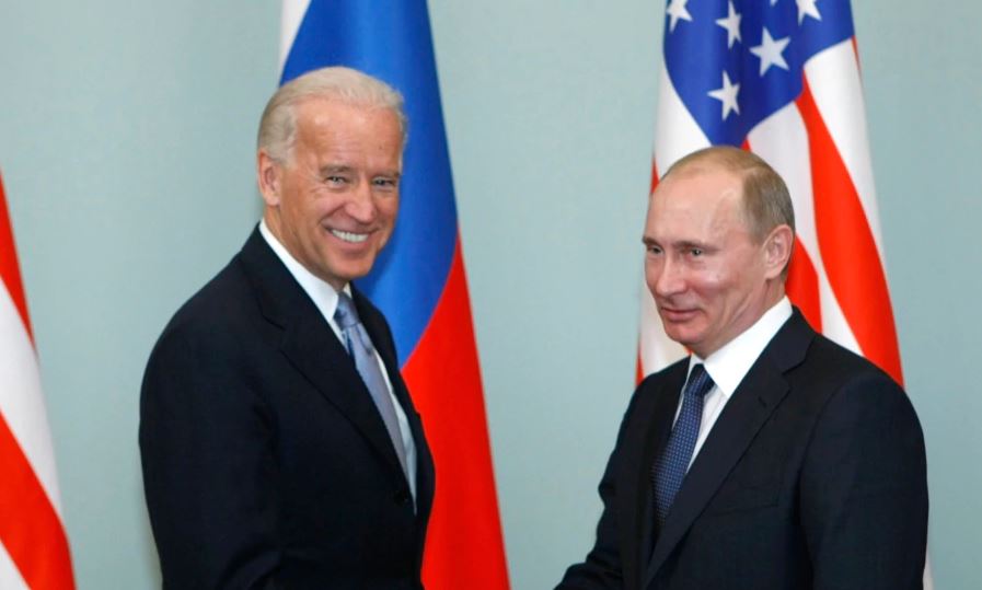 Putin fton presidentin Biden në debat publik në internet