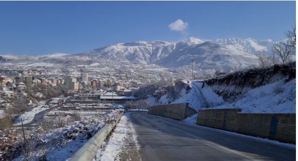 Reshjet e borës në Dibër, banorët pastrojnë rrugët dhe riparojnë defektet energjetike