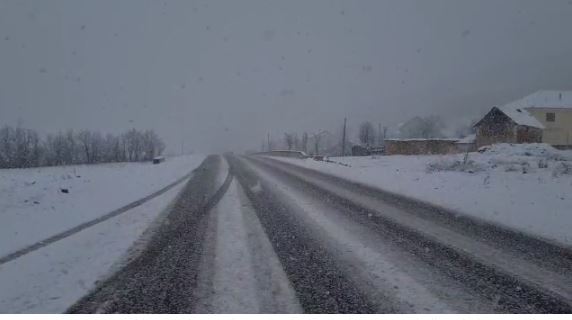 Bora mbulon Dibrën, si është gjendja e rrugëve